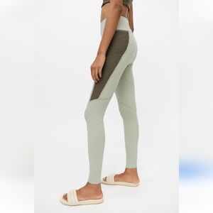 Urban Outfitters Twenty Montreal 3D Activewear leggings with pockets Size sm